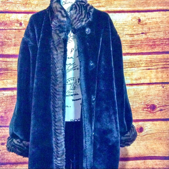 1960s oversized faux fur coat - Picture 7 of 10